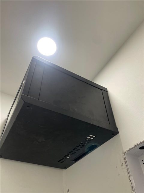 Gabinete de comunicaciones instalado en la parte superior de un muro