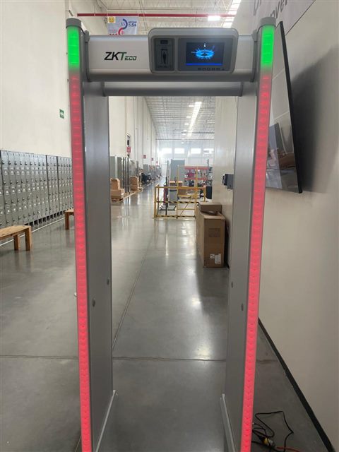 Arco detector de metales en un pasillo de una instalación industrial