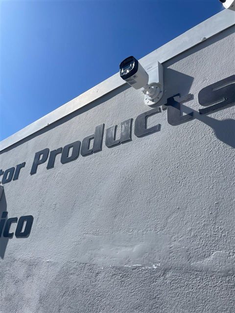 Cámara de videovigilancia instalada sobre un muro exterior